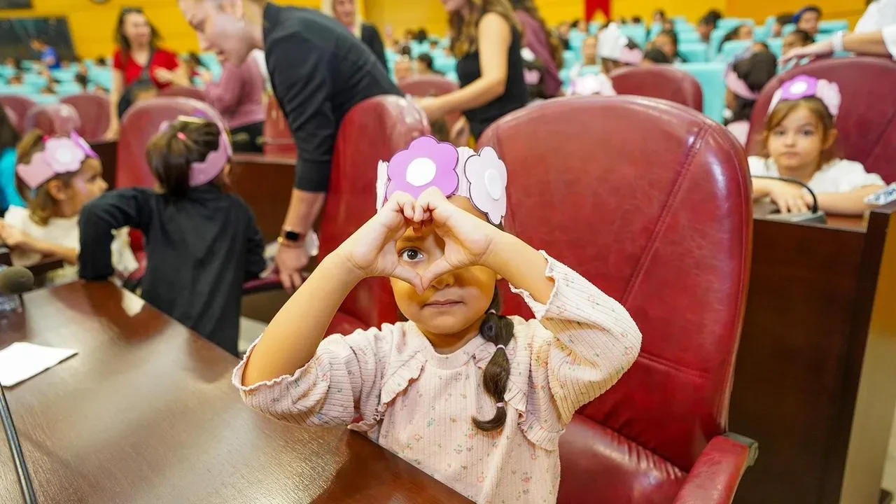 Tarsus Belediyesi kız çocuklarına meclis koltuklarını açtı