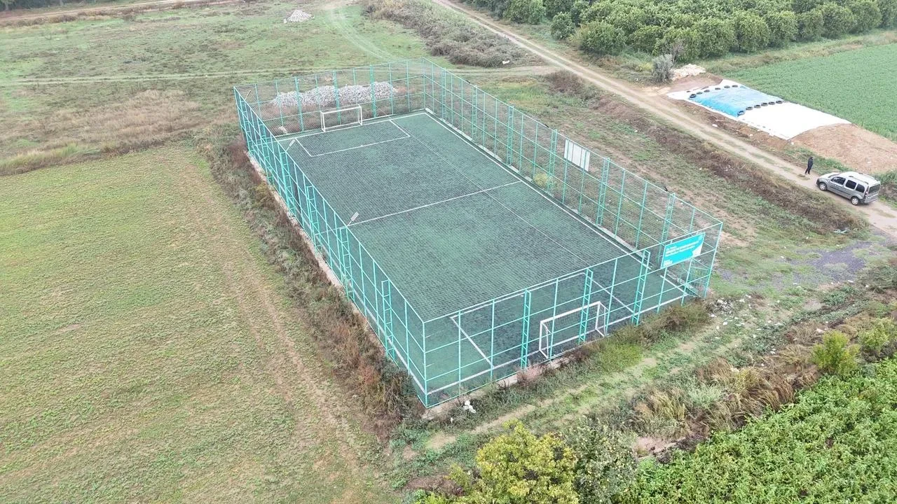 Nazilli Belediyesi Bereketli Mahallesi'nde yol ve halı saha düzenleme çalışmaları başlattı