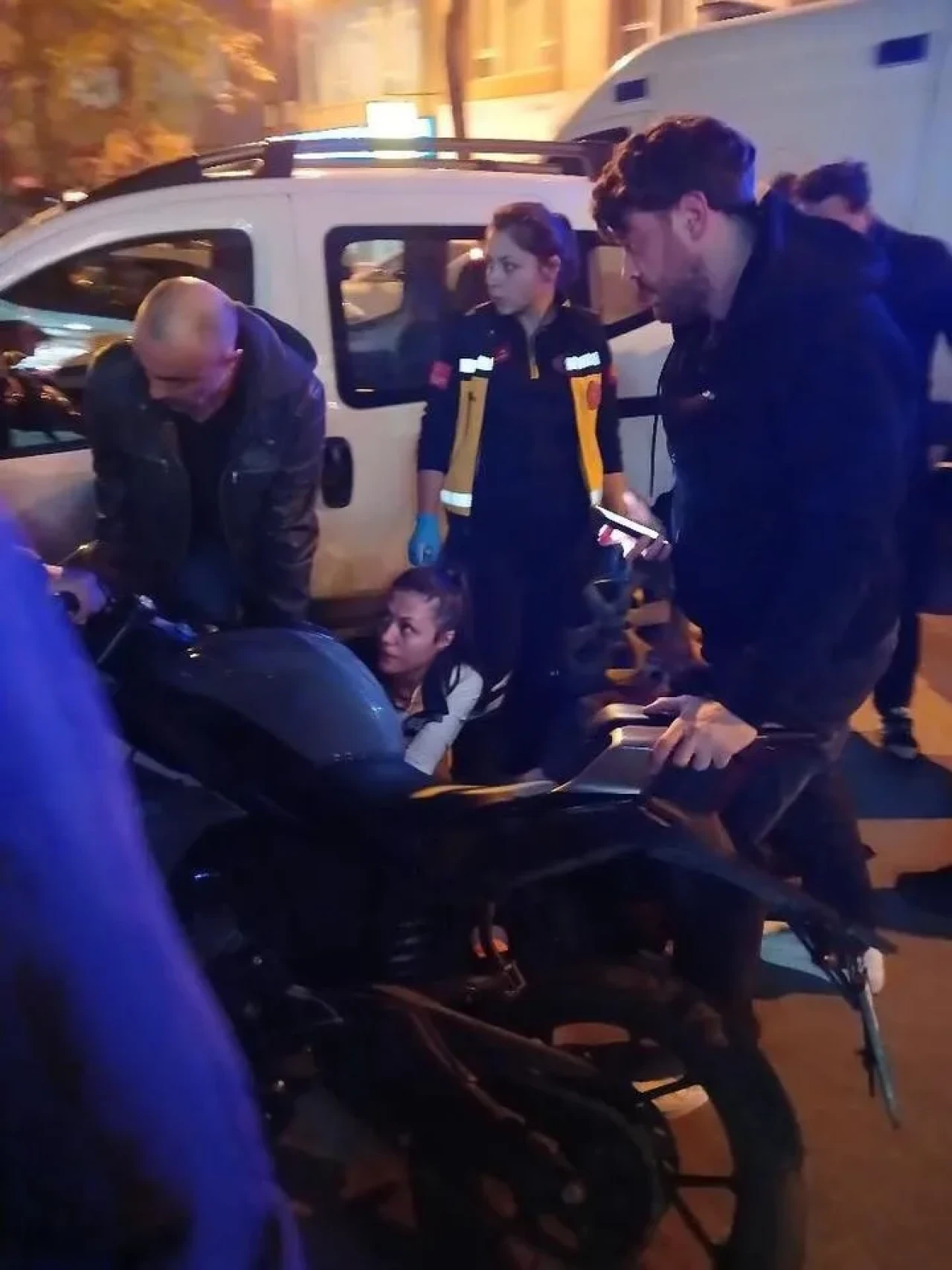 Küçükçekmece’de motosiklet sürücüsü kaza sonrası itfaiye ekiplerince kurtarıldı