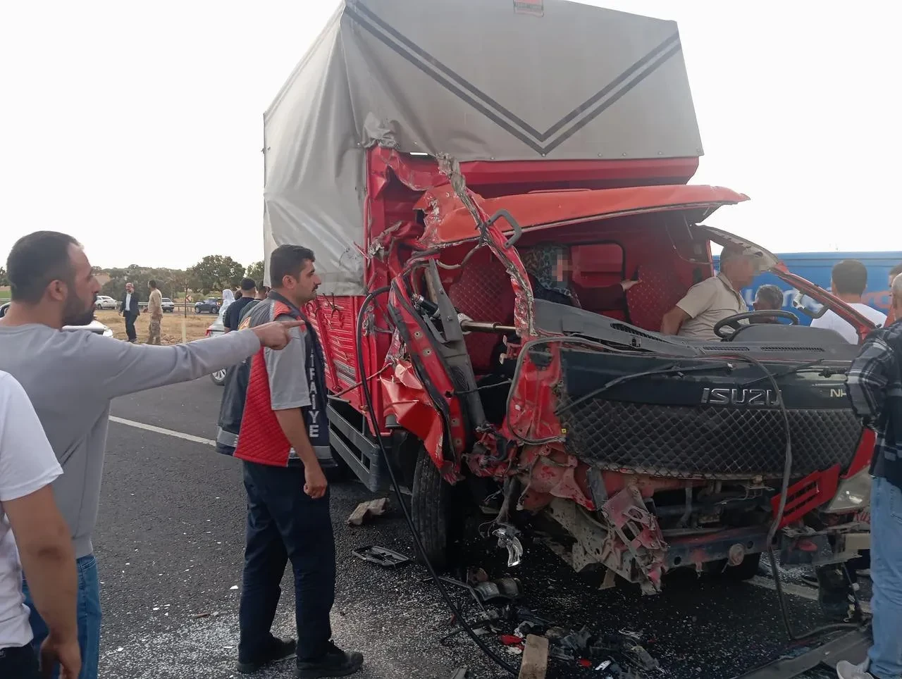 Mardin Mazıdağı’nda kamyonet tıra çarptı 15 yaralı