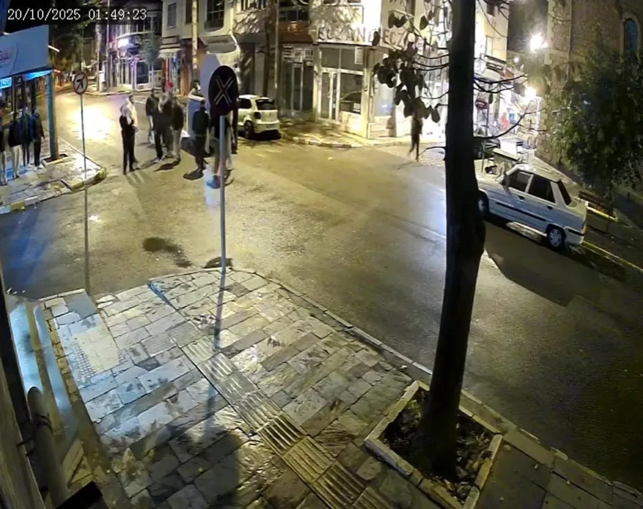 Isparta'nın Yalvaç ilçesinde devrilen araçtan 8 aylık bebek ve baba kurtarıldı