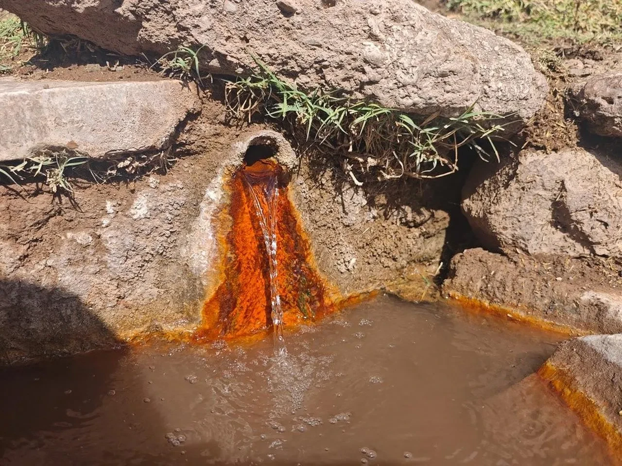 Elazığ’da vatandaşlar şifalı su için 5 kilometre yürüyor