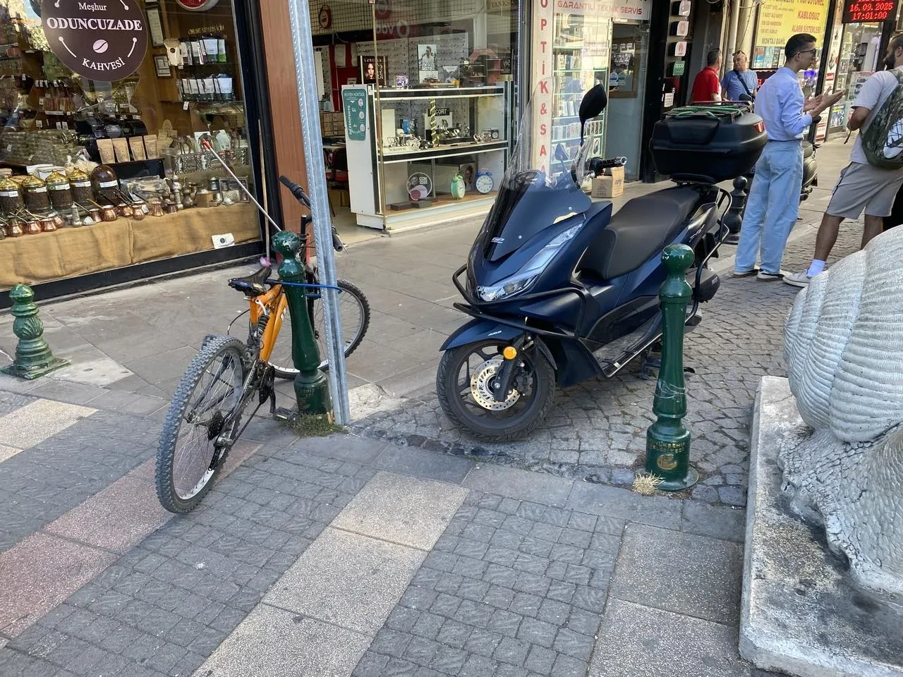 Eskişehir’de motosiklet ve bisiklet yasak levhalarına uyulmuyor