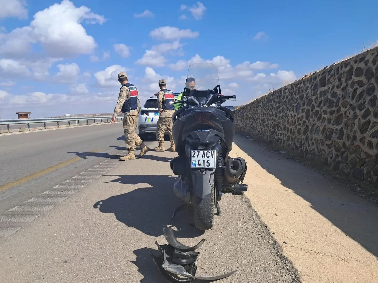 Kilis-Gaziantep karayolunda motosiklet kazasında iki kişi yaralandı