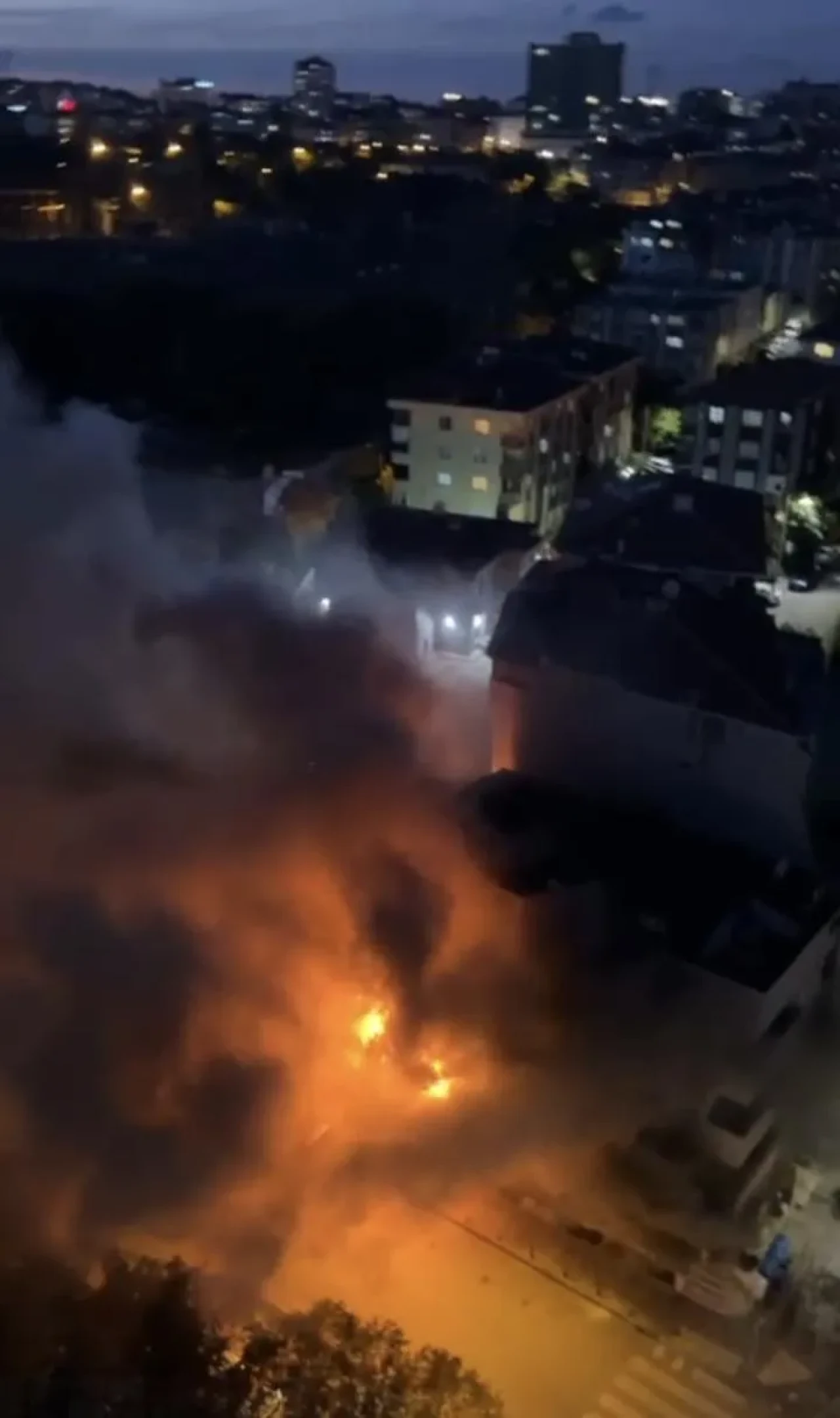 Ümraniye’de nalbur dükkanında yangın çıkıp üst katlara sıçradı