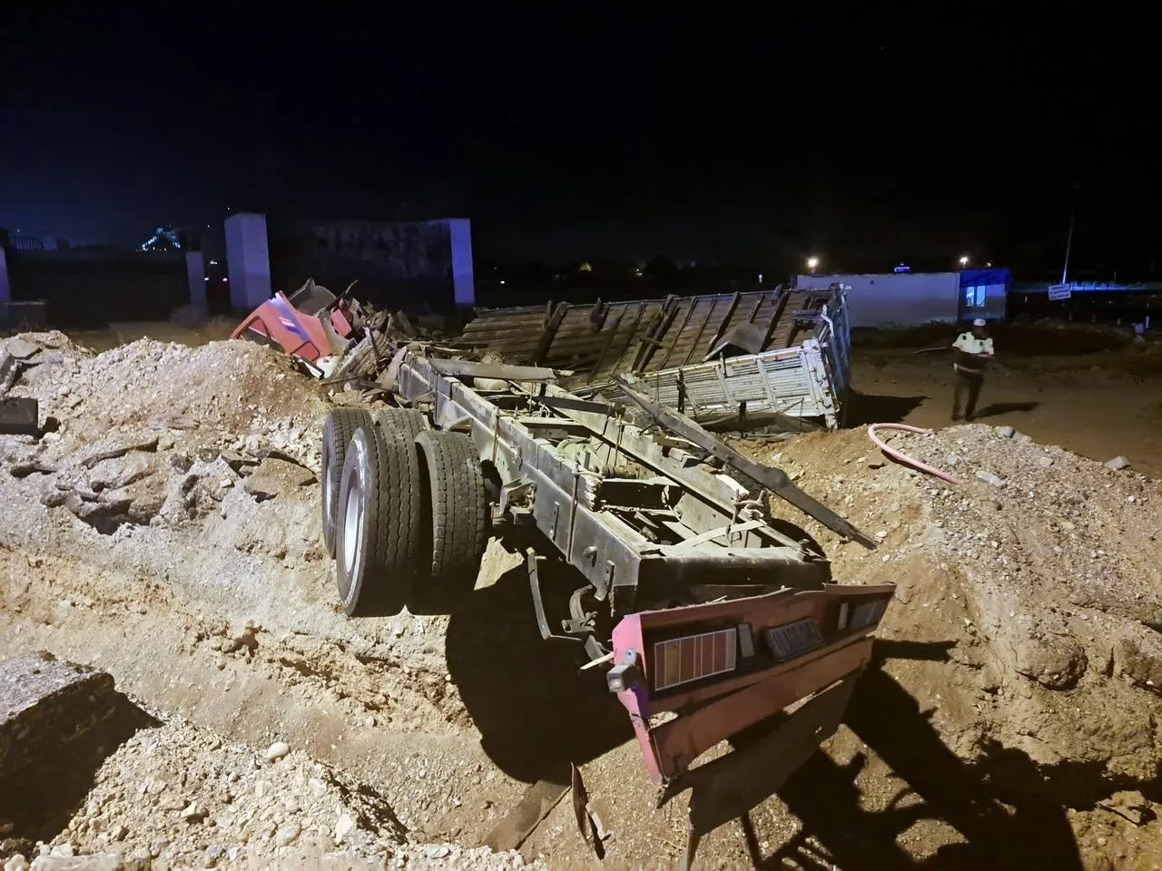 Muğla’da freni boşalan nar yüklü TIR inşaat alanına devrildi