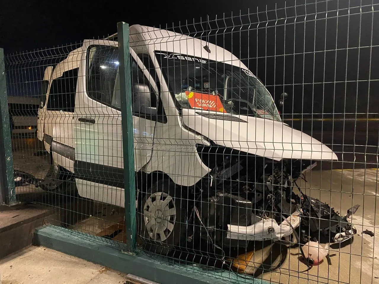 Serik'te tur minibüsü ile otomobil çarpıştı, 2 kişi yaralandı