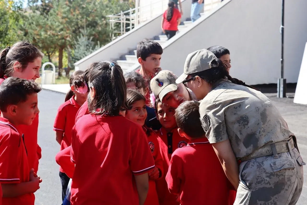 Erzincan jandarması köy okuluna Atatürk köşesi yaptı