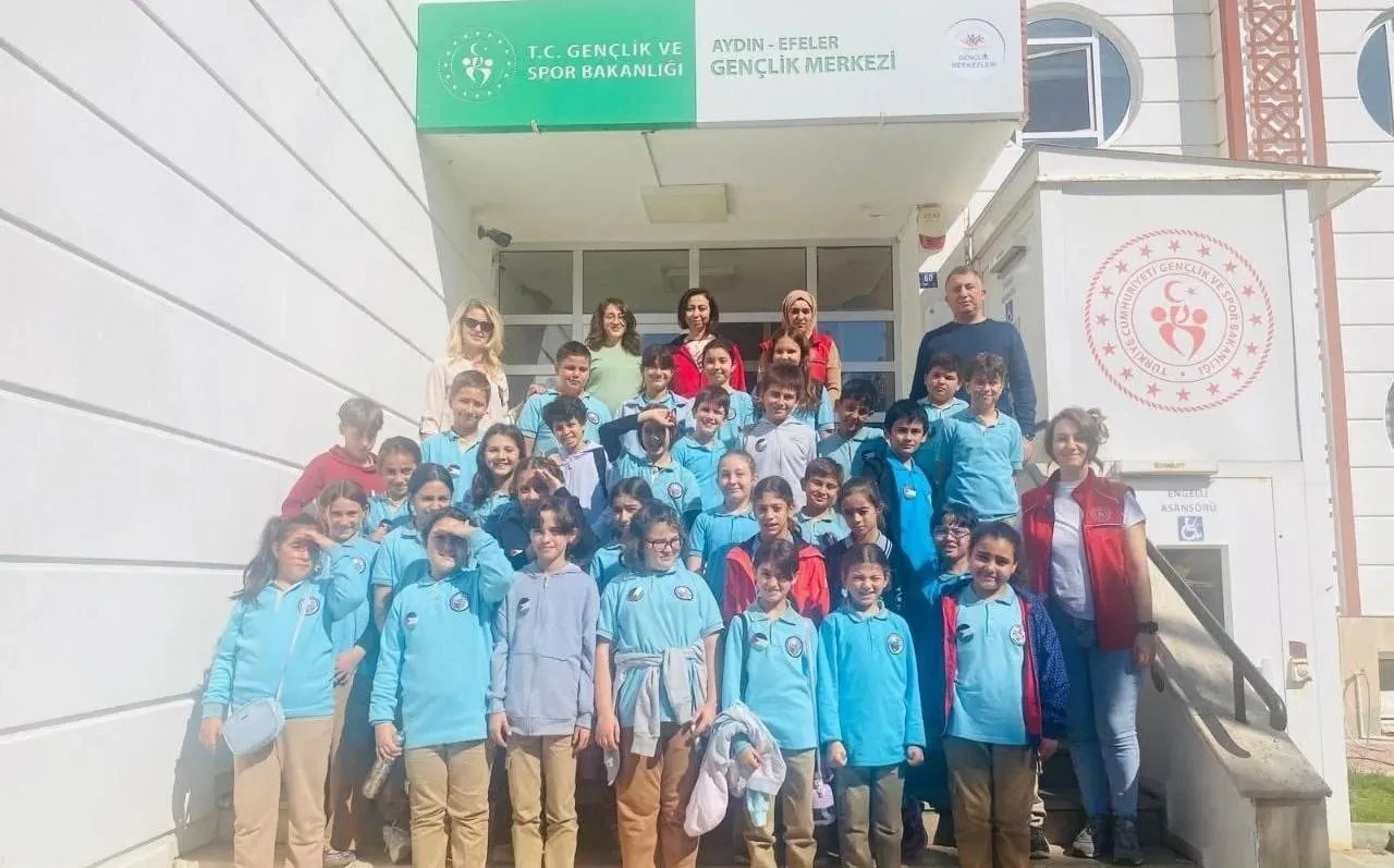 Aydın Gençlik Merkezi'nde öğrenciler Filistin bayraklı rozetler tasarladı