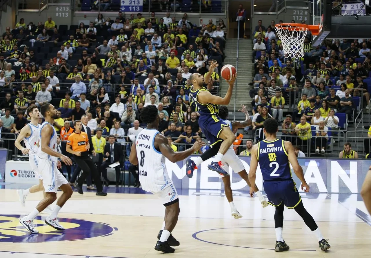 Fenerbahçe Beko Basketbol Süper Ligi'nde Aliağa Petkim Spor'u mağlup etti