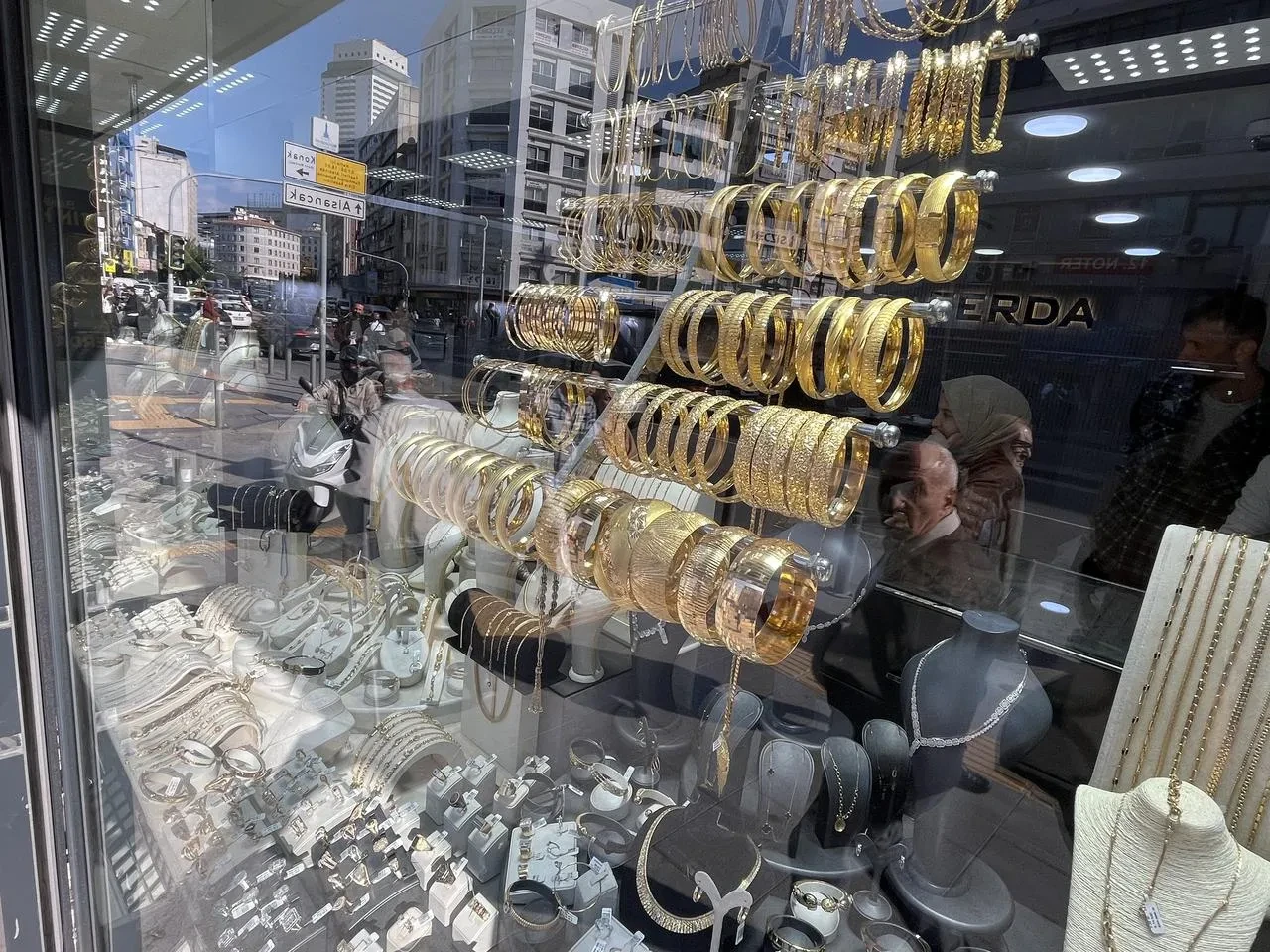 Altın fiyatlarındaki artış vatandaşları gümüşe yönlendiriyor