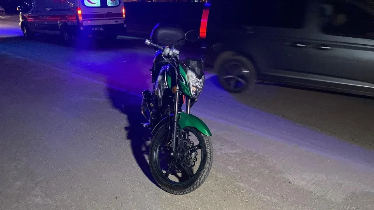 Bursa İnegöl’de kontrolden çıkan motosiklet kaldırıma çarpıp devrildi