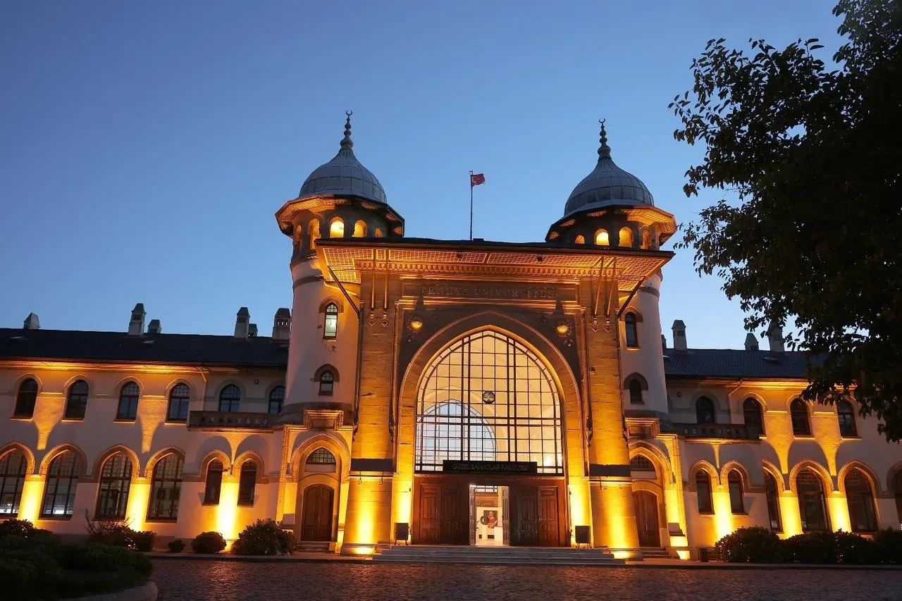 Tarihi Karaağaç Gar Binası Trakya Üniversitesi aydınlatma çalışmasıyla büyüledi