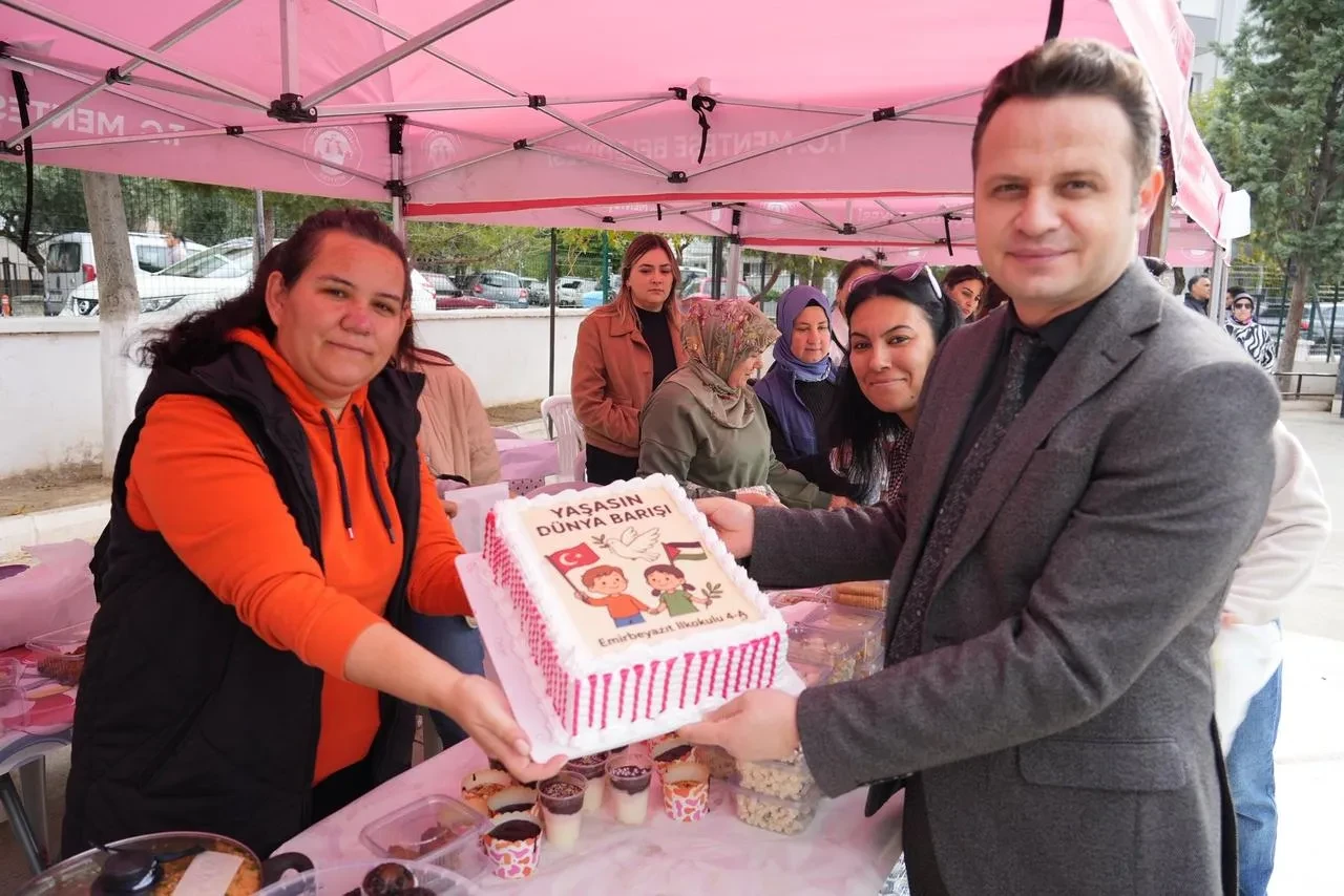 Emirbeyazıt İlkokulu Gazze için umut sergisi düzenledi