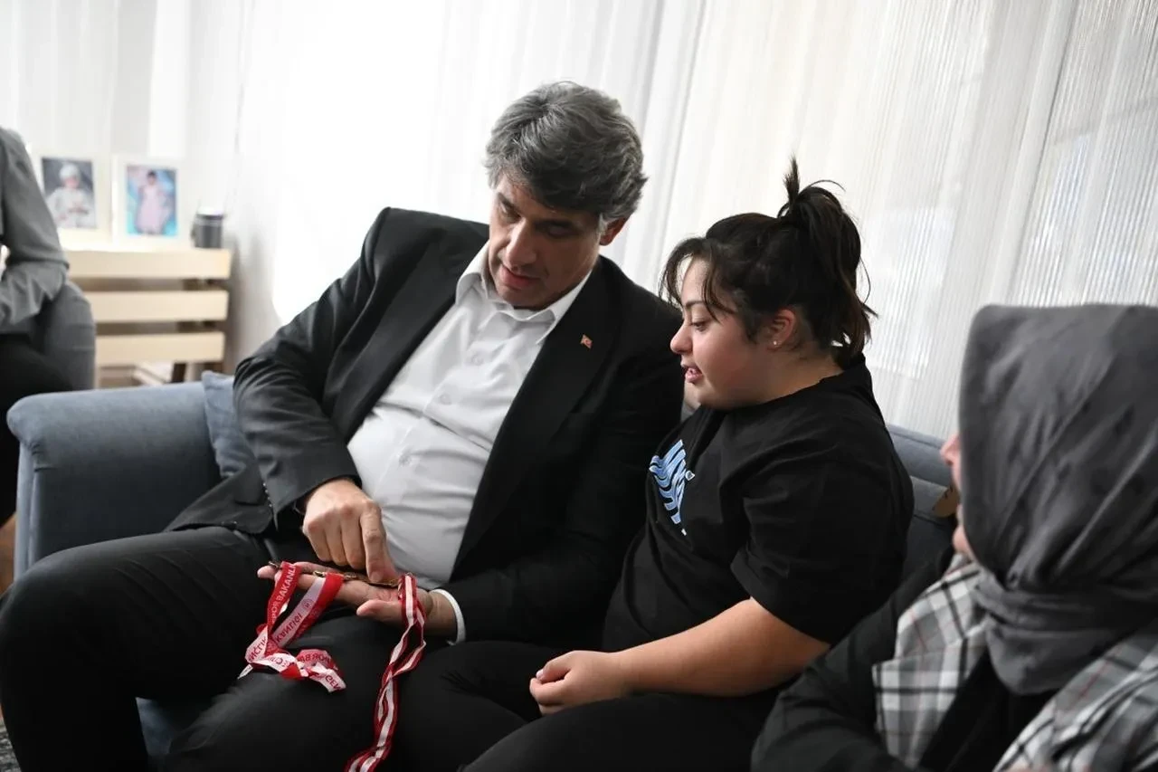 Elanur Gençoğlu Kocaeli yüzme yarışlarında birinci oldu