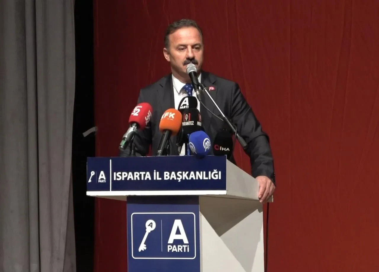 Yavuz Ağıralioğlu konuşurken Isparta'da 2.0 büyüklüğünde deprem meydana geldi