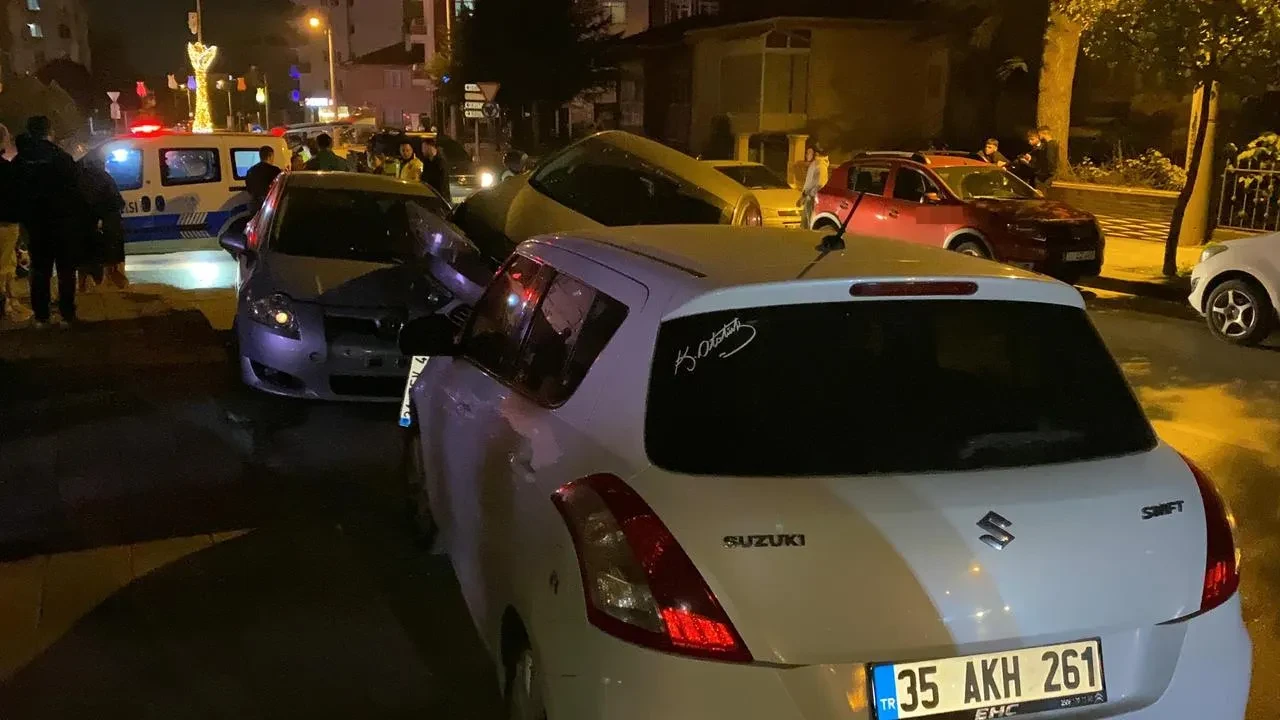 Bolu'da otomobil park halindeki iki araca çarpıp asılı kaldı