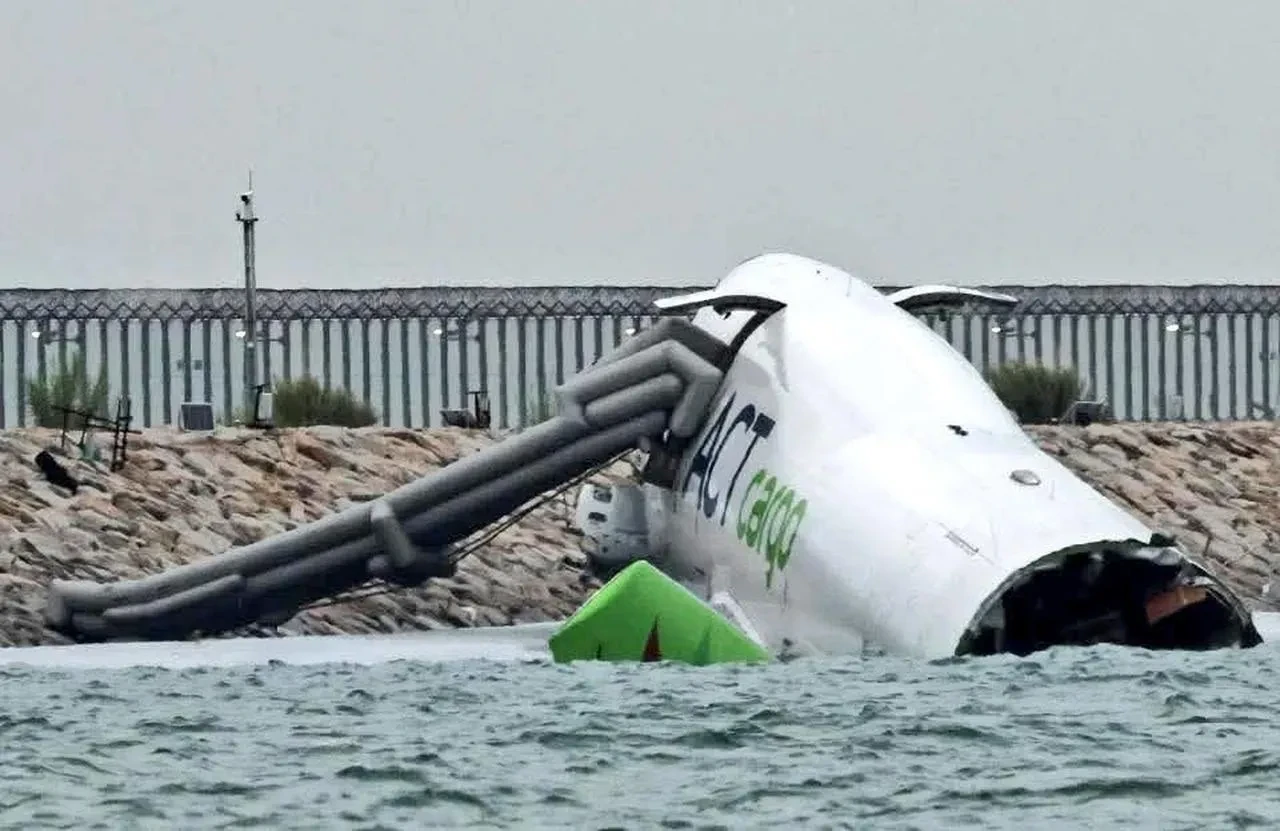 Hong Kong’da kargo uçağı pistten çıkarak denize sürüklendi