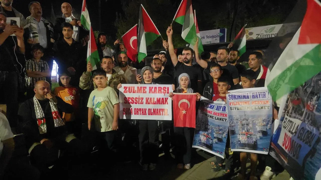 Gaziantepliler Sumud Filosu'na destek için Demokrasi Meydanı'nda toplandı