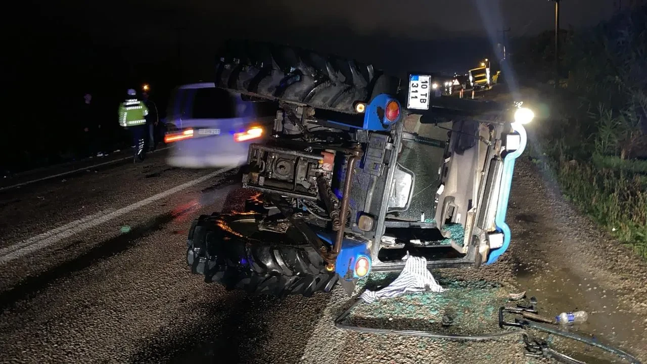 Gönen’de otomobil traktöre çarptı iki kişi yaralandı