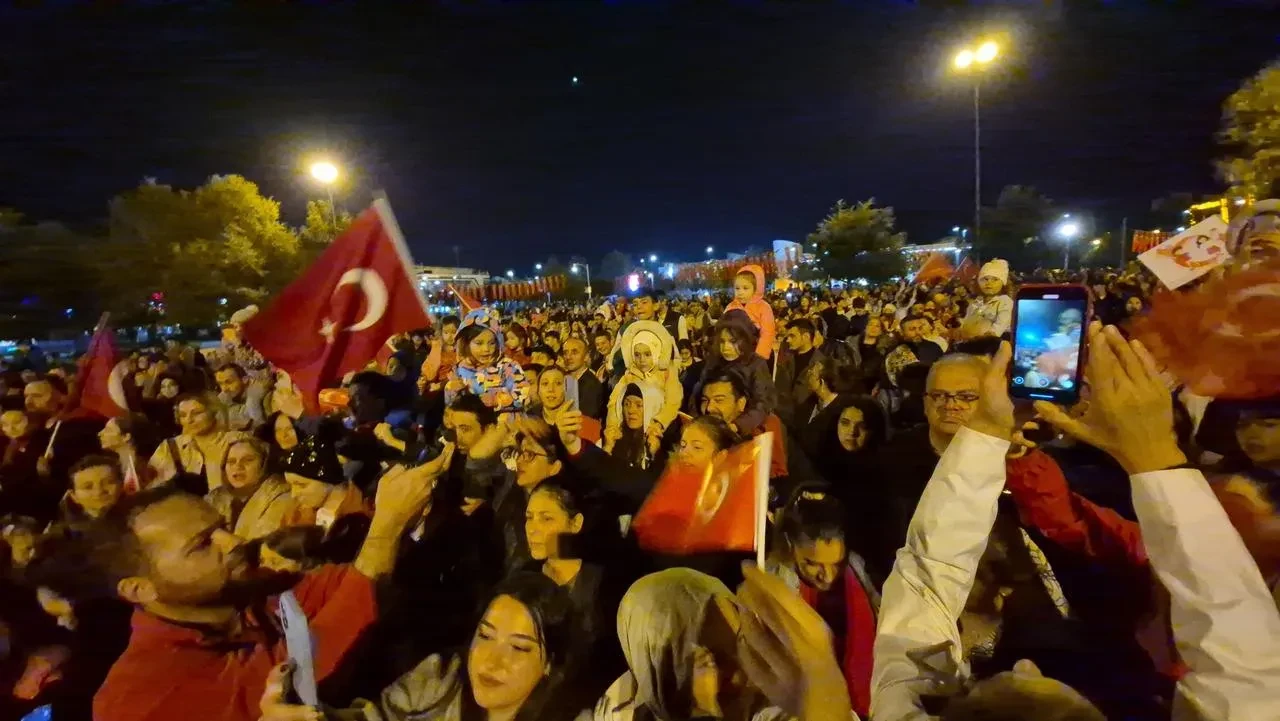 Düzce'de Cumhuriyet'in 102. yılı fener alayıyla kutlandı