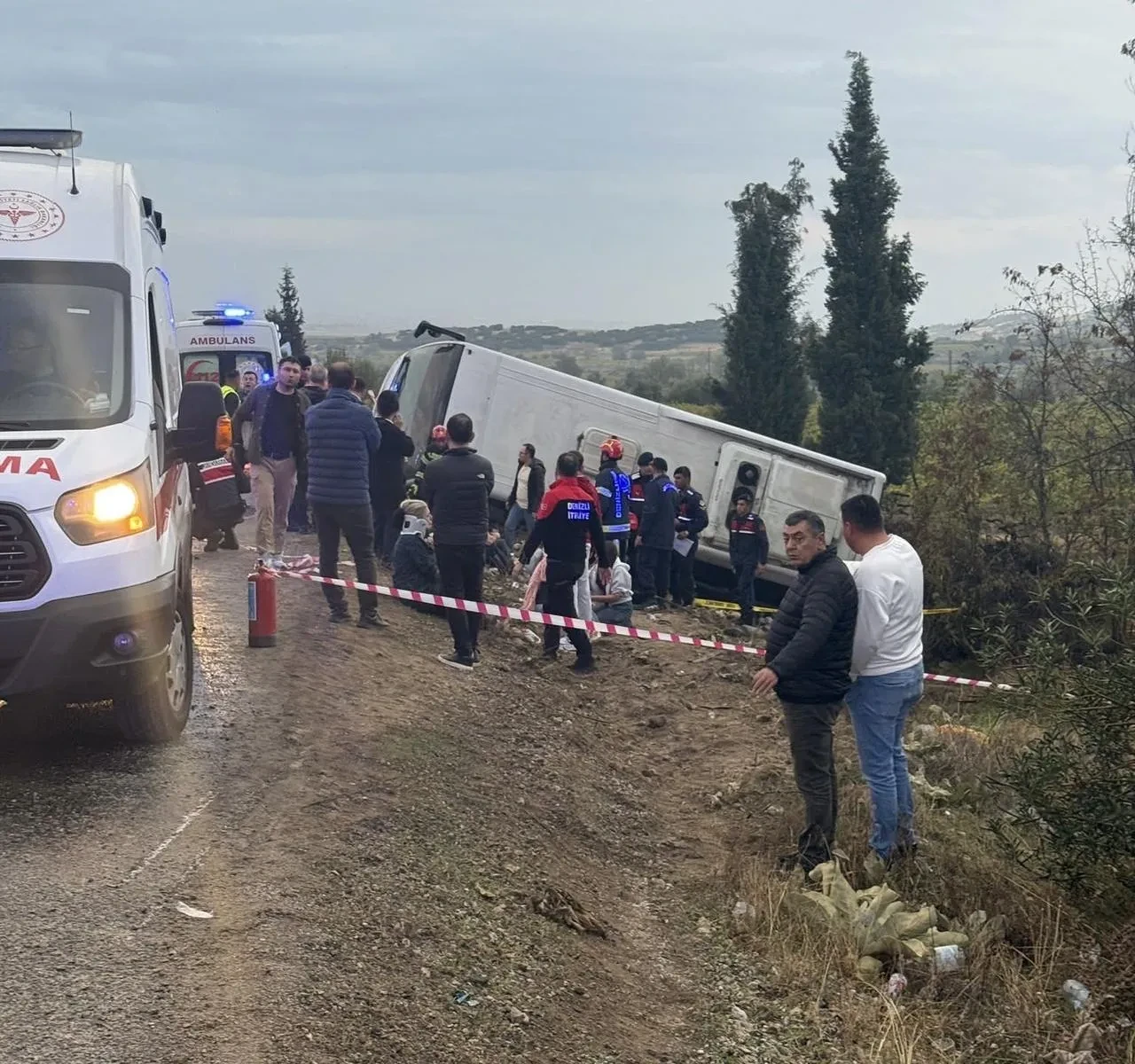 Buldan'dan İzmir'e dönen tur otobüsü şarampole yuvarlandı 2 ölü 5 yaralı