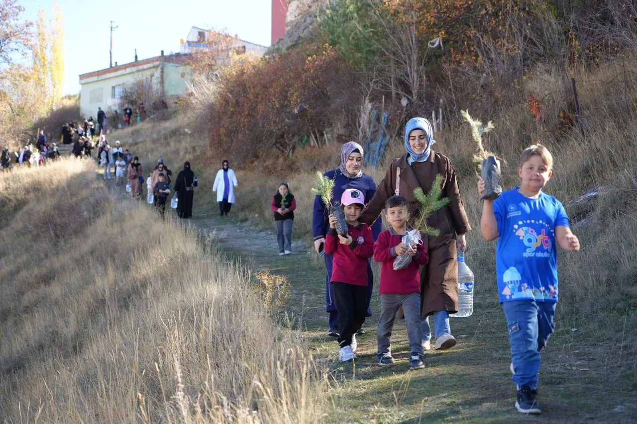 Bayburt’ta öğrenciler ve veliler Yeşil Vatan için fidan dikti