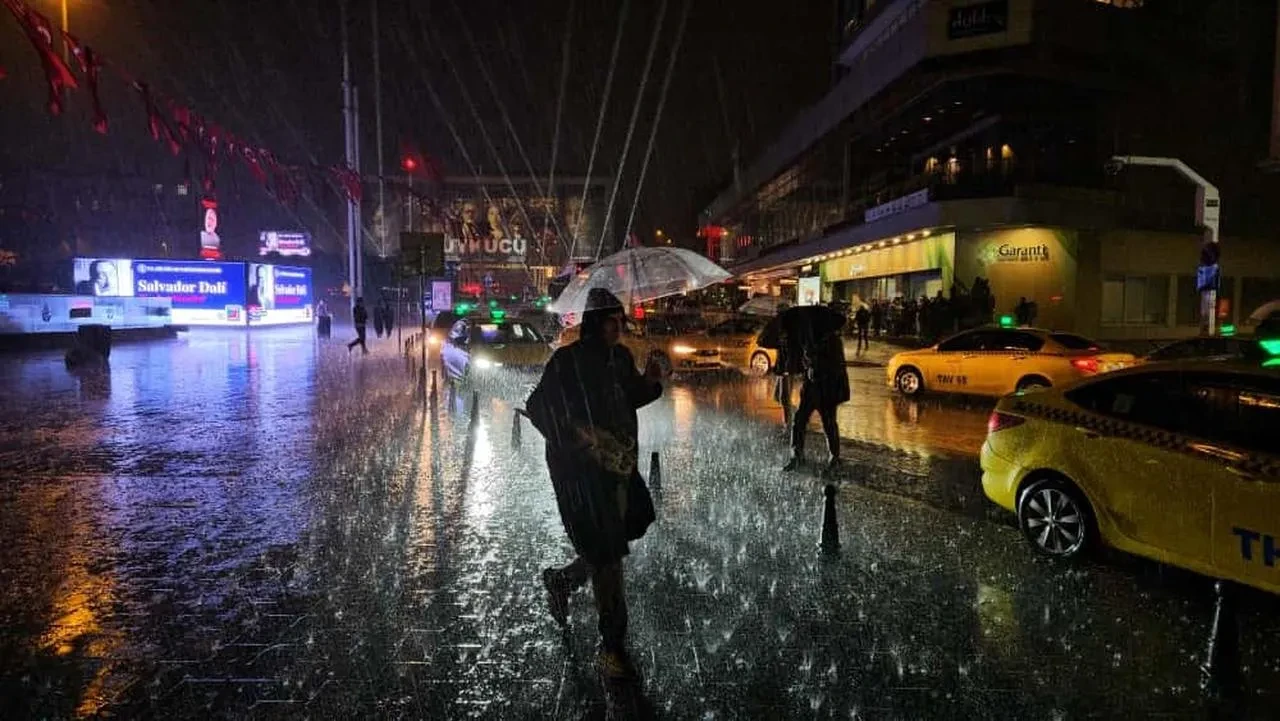 İstanbul’da şiddetli yağmur Silivri Küçükçekmece ve Taksim’i vurdu