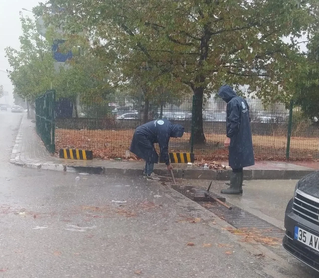 Manisa büyükşehir ve maski ekipleri sağanak yağışa müdahale ediyor