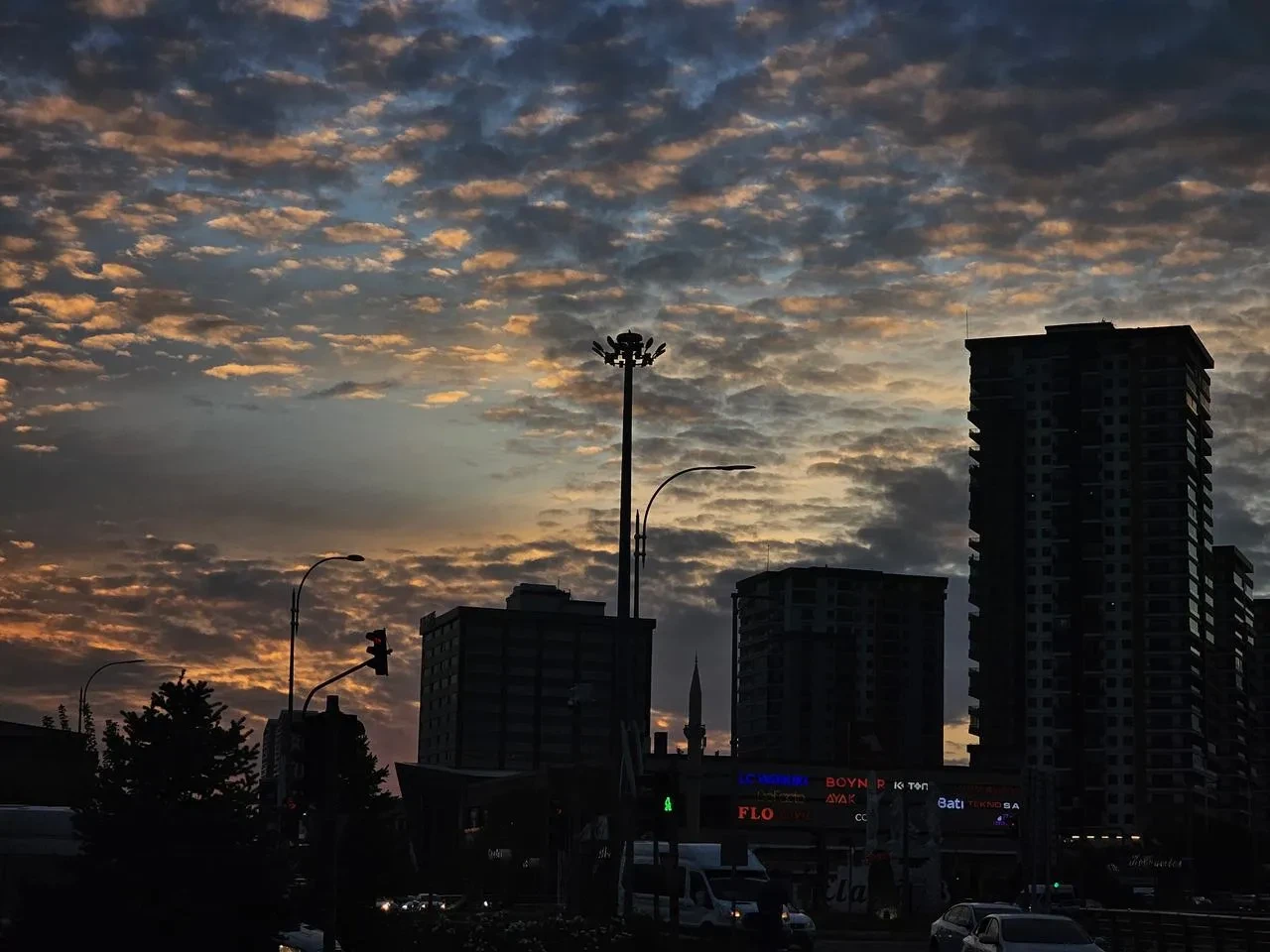 Elazığ'da gün batımında bulutlar görsel şölen oluşturdu