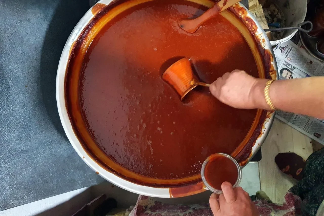 Erzincan'da vatandaşlar doğadan topladıkları kuşburnuları marmelata dönüştürüyor