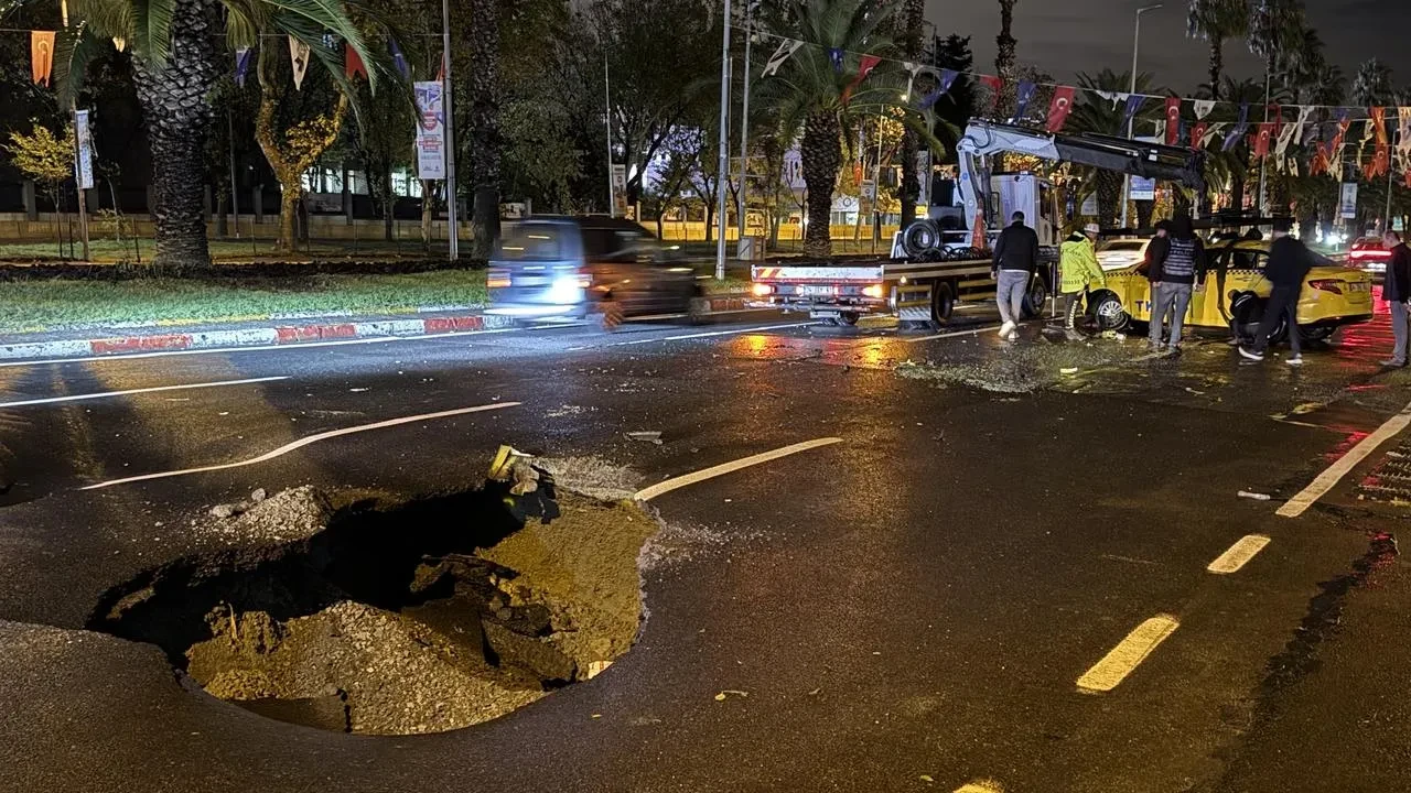 İstanbul Fatih’te sağanak yağış nedeniyle Vatan Caddesi’nde yol çöktü