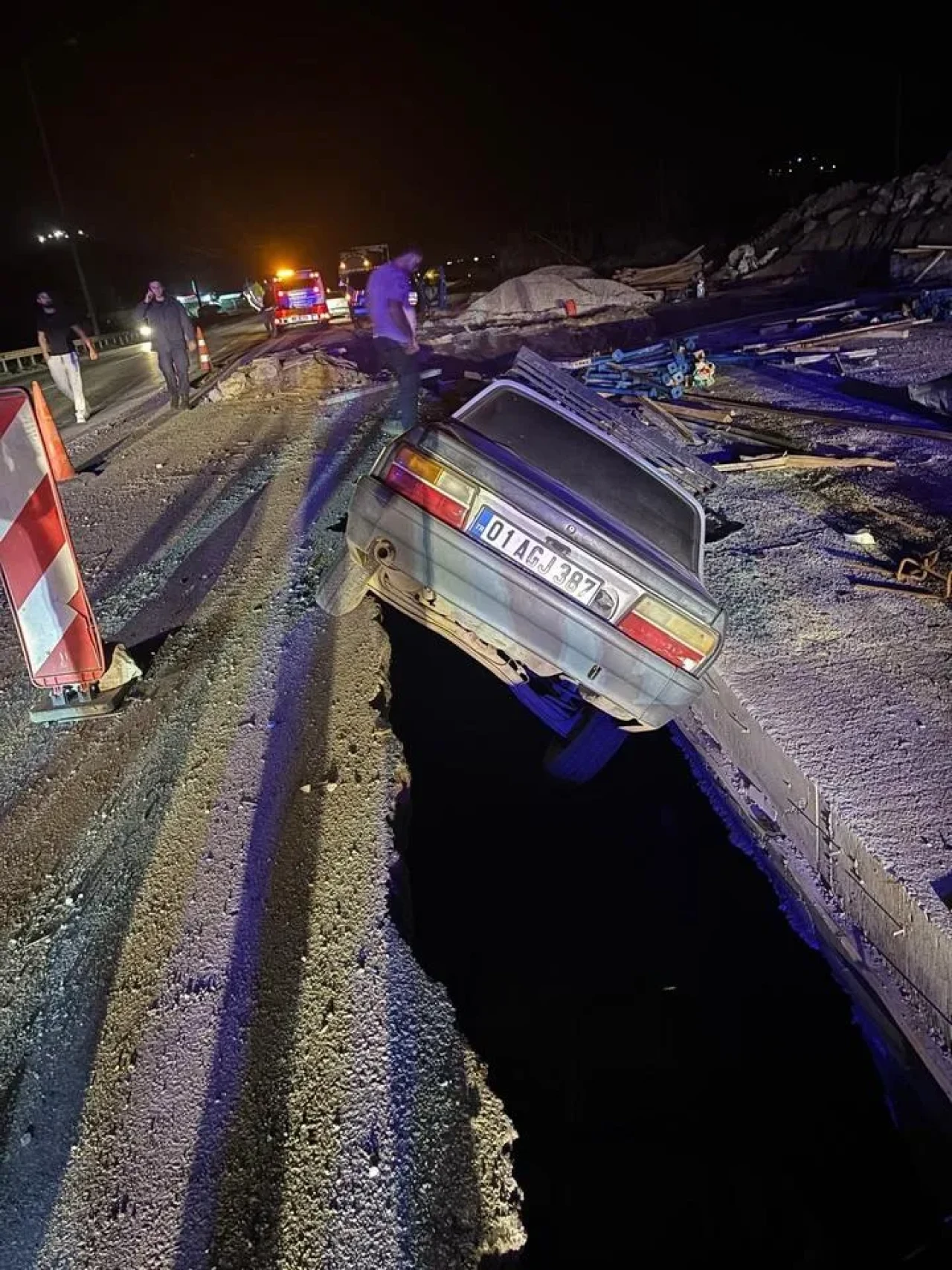 Osmaniye’de iki otomobil aynı çukura düşüp bir kişi yaralandı