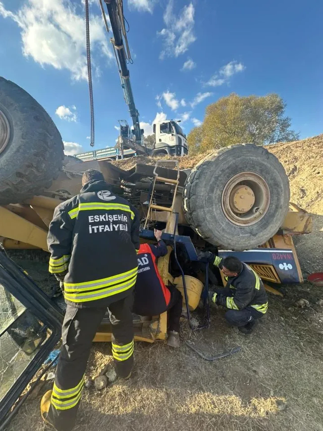 Eskişehir'de devrilen iş makinesi altında kalan operatör AFAD tarafından kurtarıldı