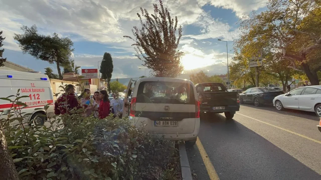 Muğla’da araç refüje çıkarak kaza yaptı bir yaralı