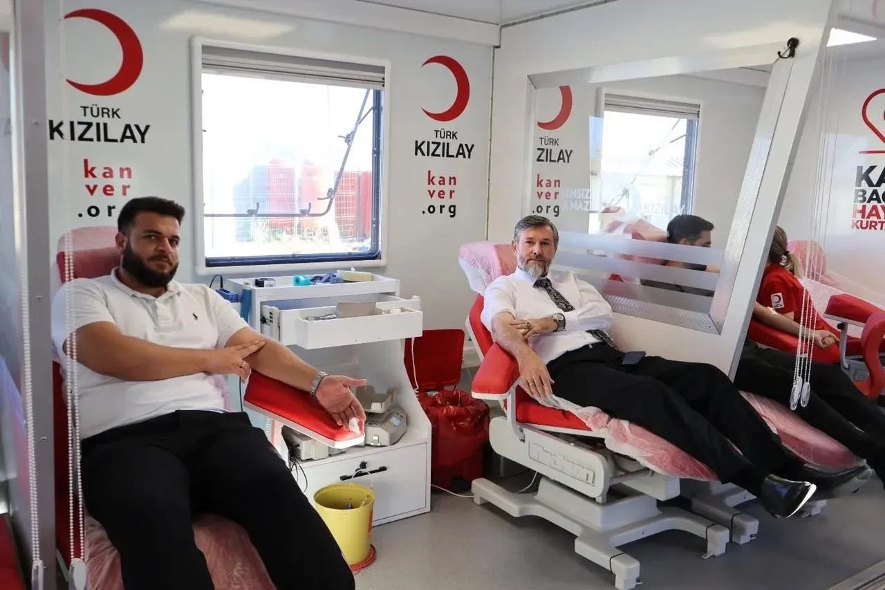 Hatay müftülüğü ve Kızılay Antakya'da kan bağış kampanyası düzenledi