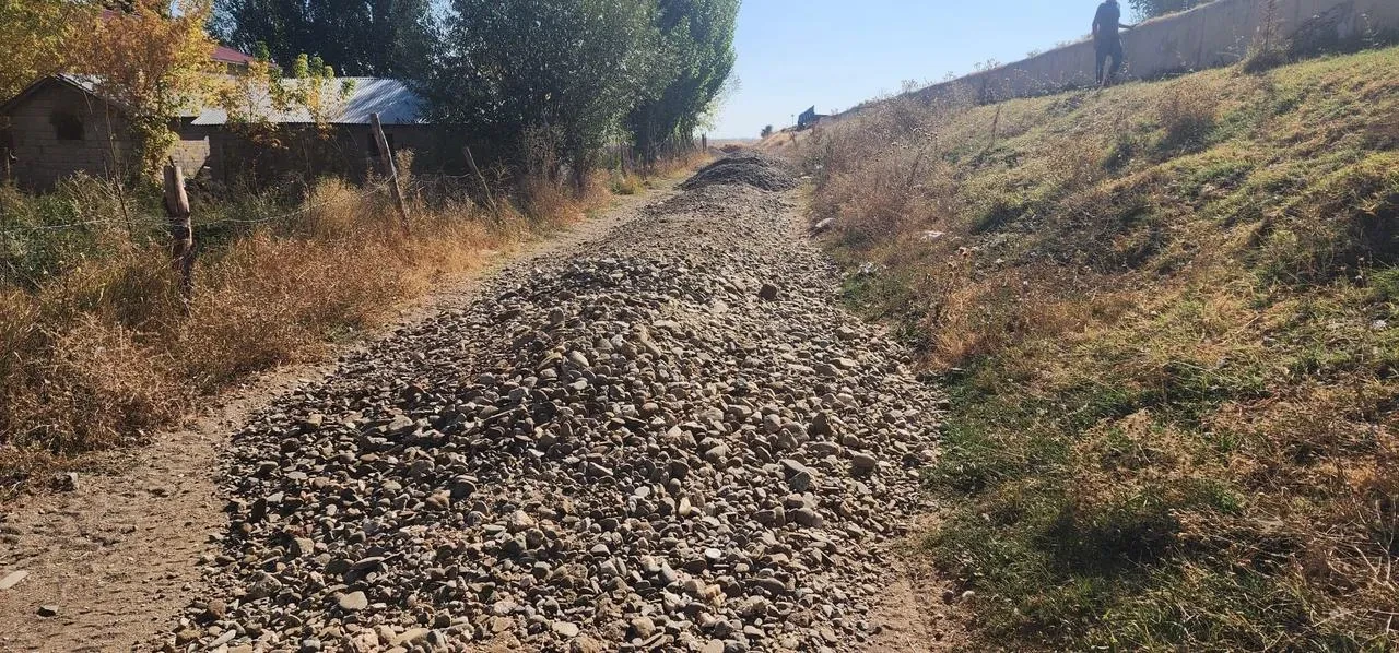 Muş Il Özel Idaresi stabilize yol çalışmalarını sürdürüyor