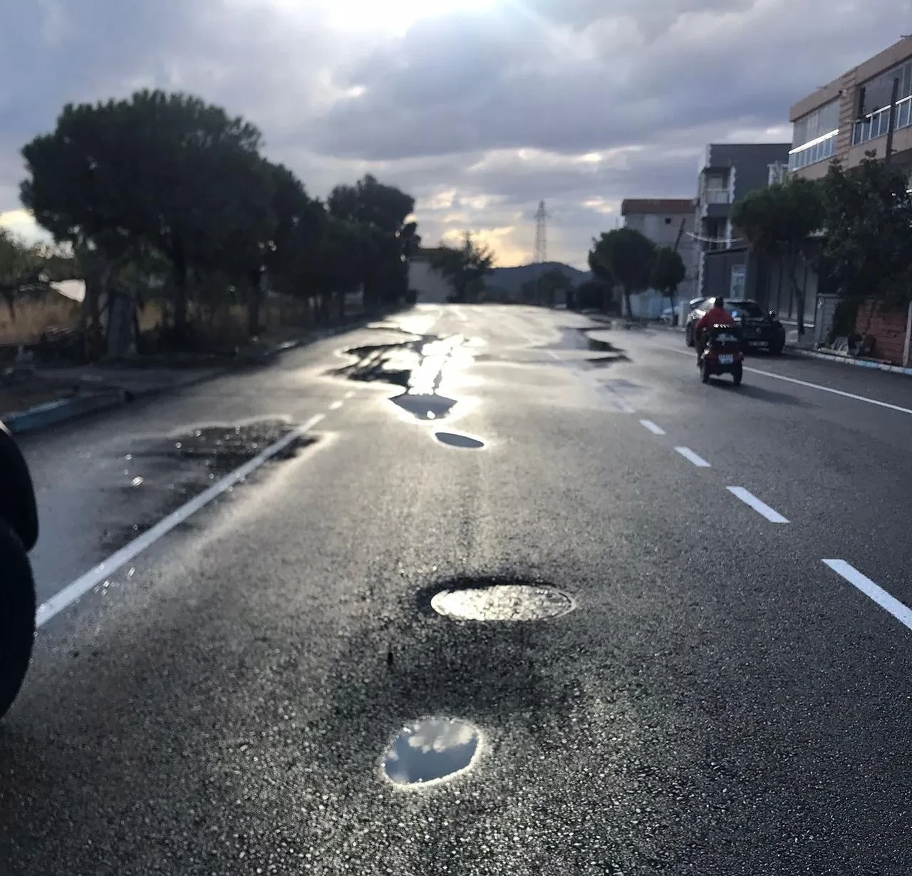 İzmir Büyükşehir Belediyesi'nin Helvacı'daki asfaltı 11 günde çöktü