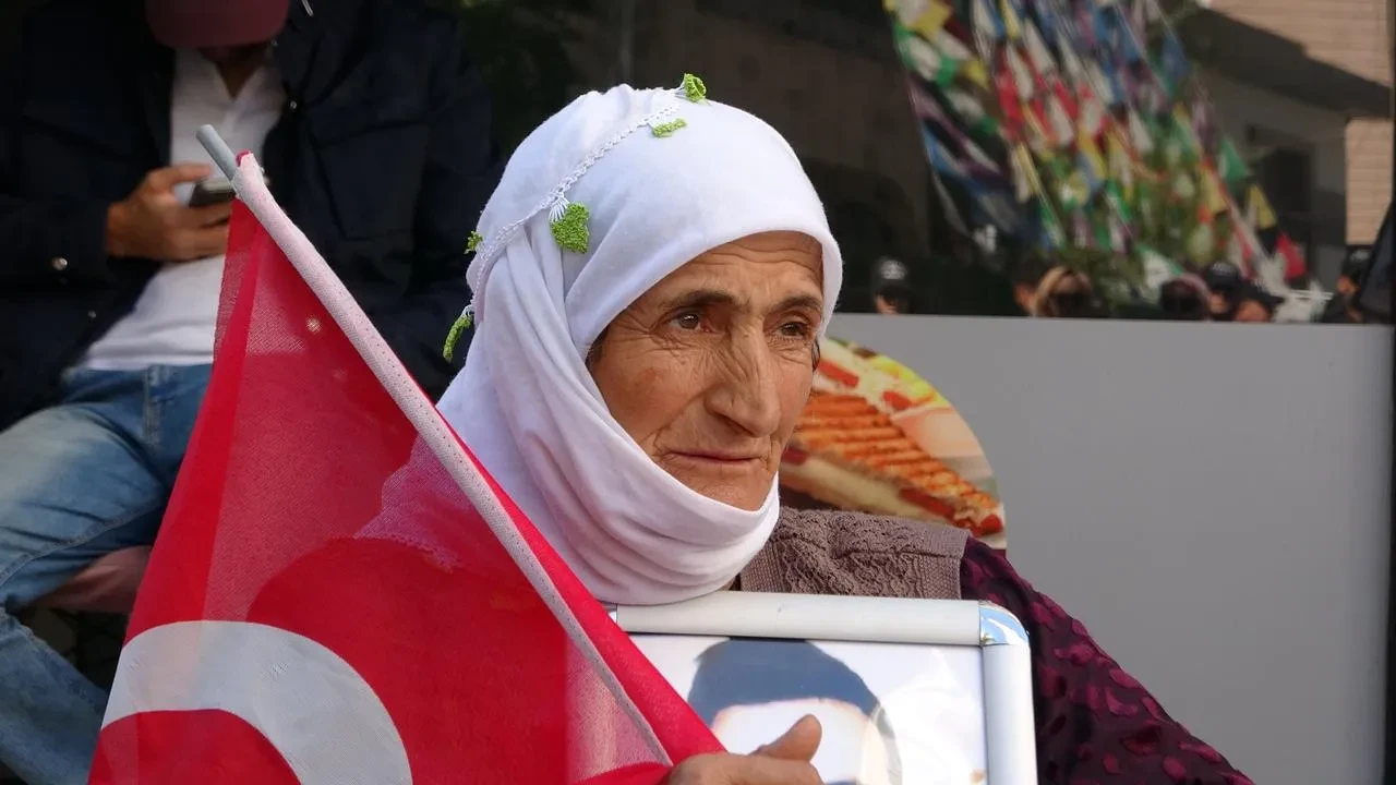 Van'da PKK tarafından kaçırılan çocuklarını bekleyen aileler DEM Parti önünde eylemde