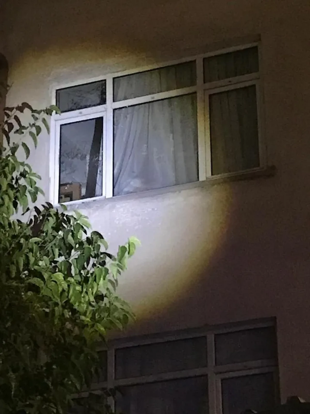 Kimliği belirsiz şahıslar Kayseri’de pompalı tüfekle eve ateş açtı