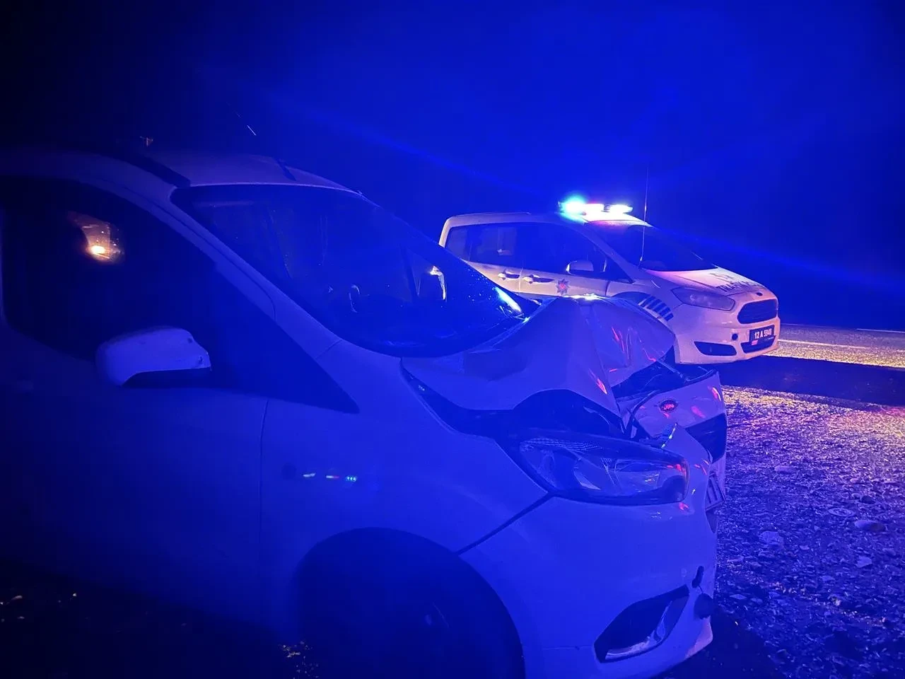 Bingöl’de saman yüklü kamyonet ile ticari araç çarpıştı, 2 yaralı