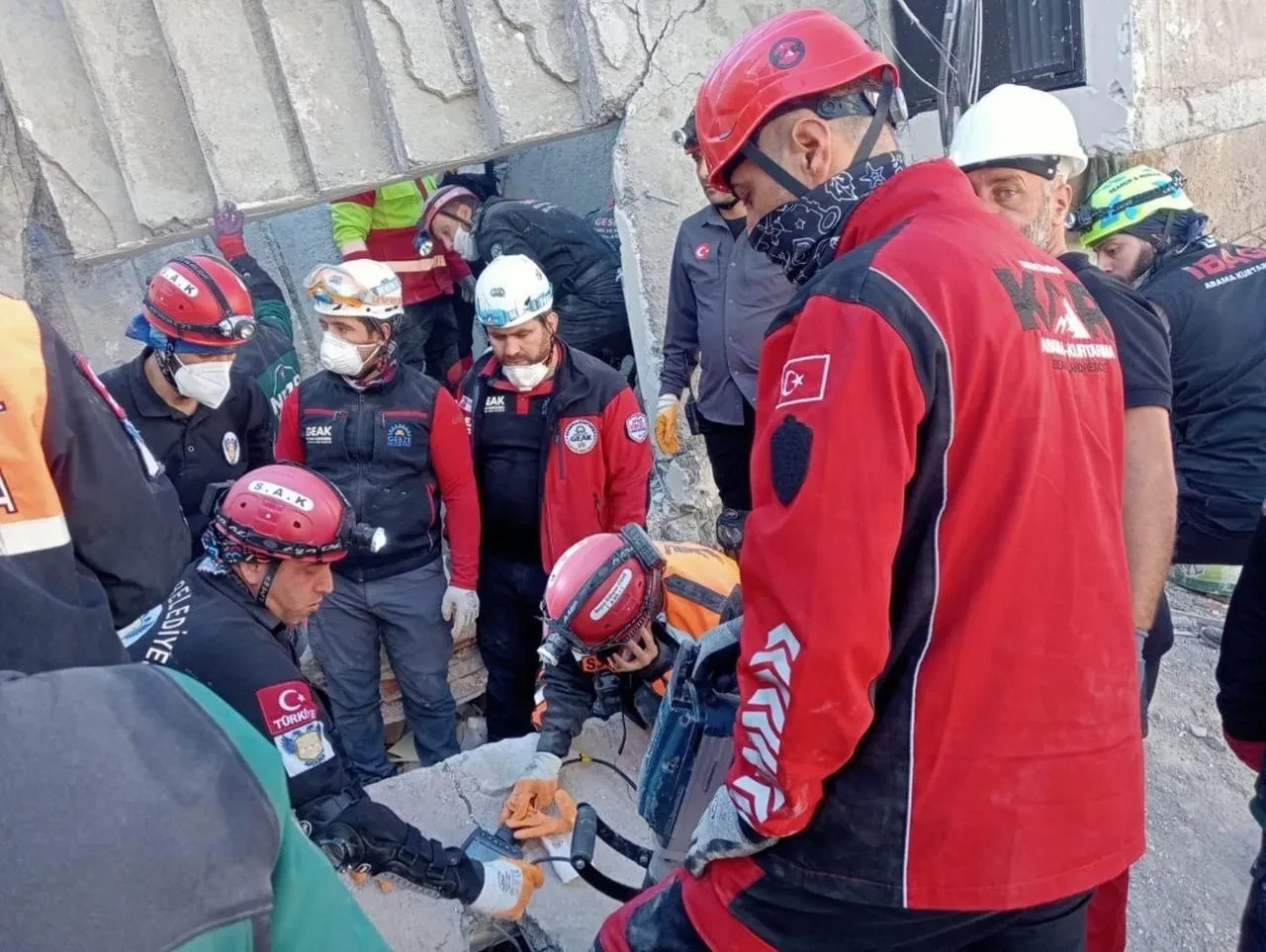 Kartepe Belediyesi Gebze'de çöken binada AFAD ile çalıştı