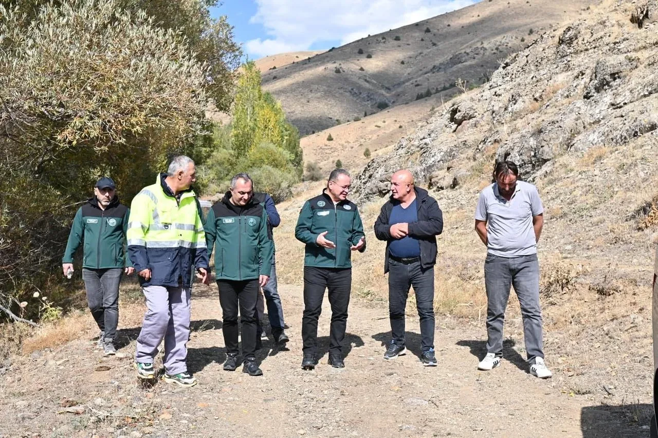 Bayburt'ta Çayırözü Göleti'nde DSİ yetkilileri tarımsal inceleme yaptı