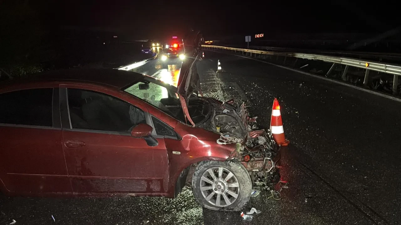 Düzce'de yağmur nedeniyle otomobil bariyerlere çarptı ve sürücü yaralandı