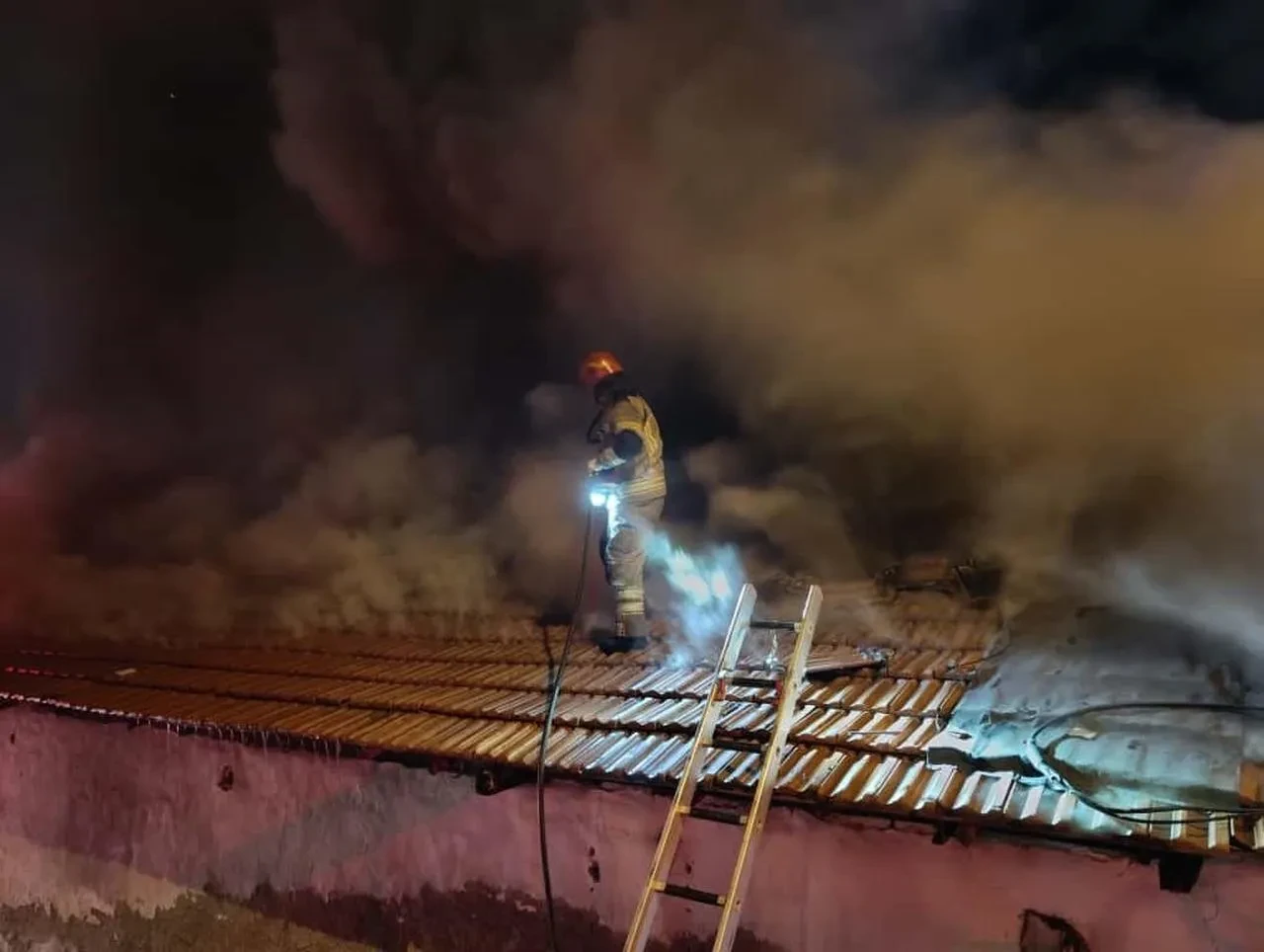 Bursa’da otomotiv yedek parça iş yerinde yangın çıktı