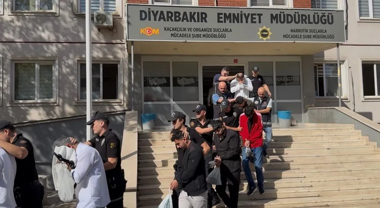 Diyarbakır merkezli 12 ilde silah kaçakçılığı operasyonu ile 78 şüpheli gözaltında