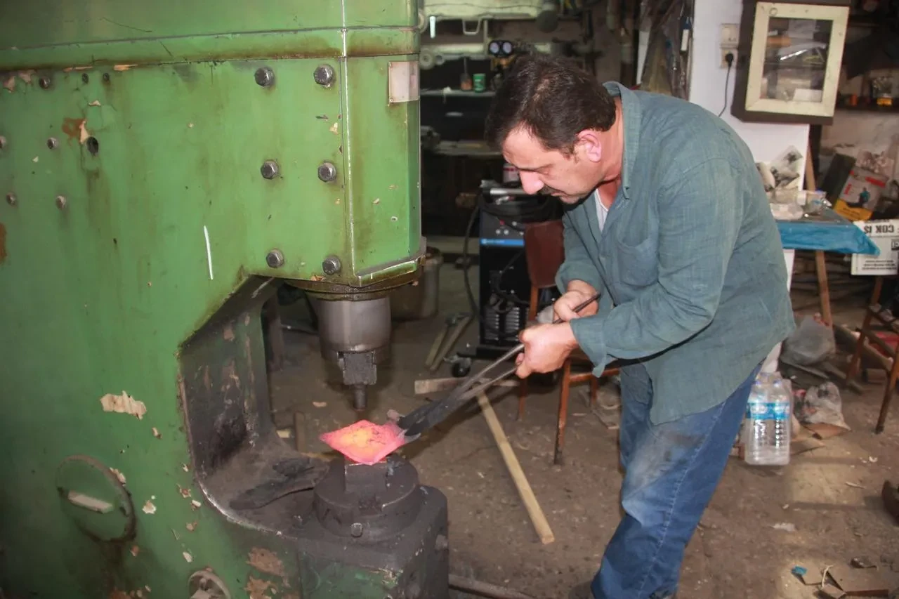 Ordu'da Cemil Döner 38 yıldır demircilik mesleğini yaşatmaya çalışıyor