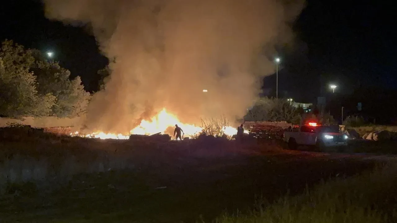 Kayseri’de boş arazide çıkan atık yangını itfaiye söndürdü