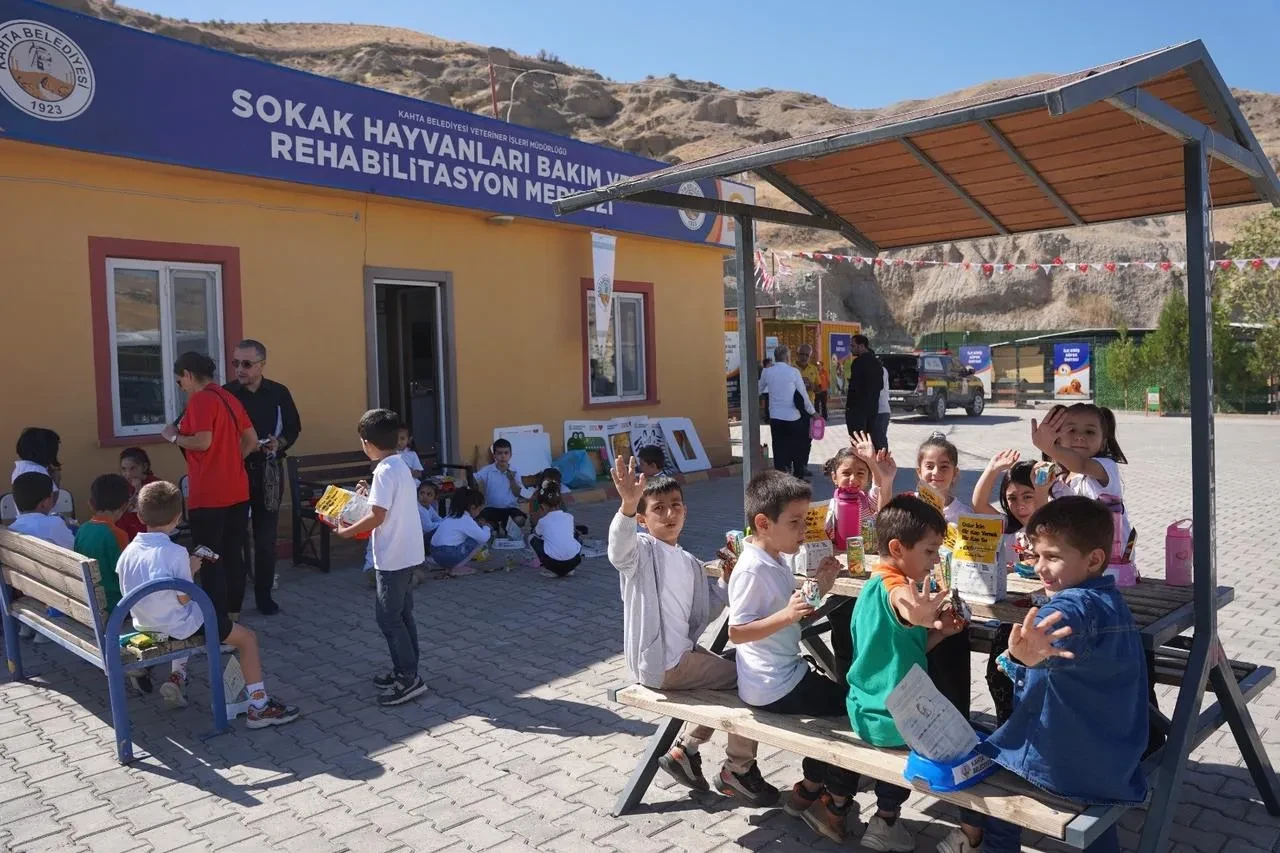 Kahta Belediyesi Hayvanları Koruma Günü’nde öğrencilerle farkındalık etkinliği düzenledi