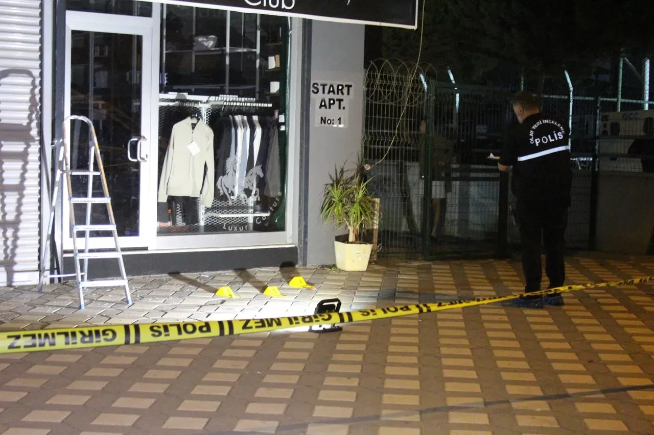 Adana'da erkek giyim mağazasına el yapımı patlayıcı atıldı